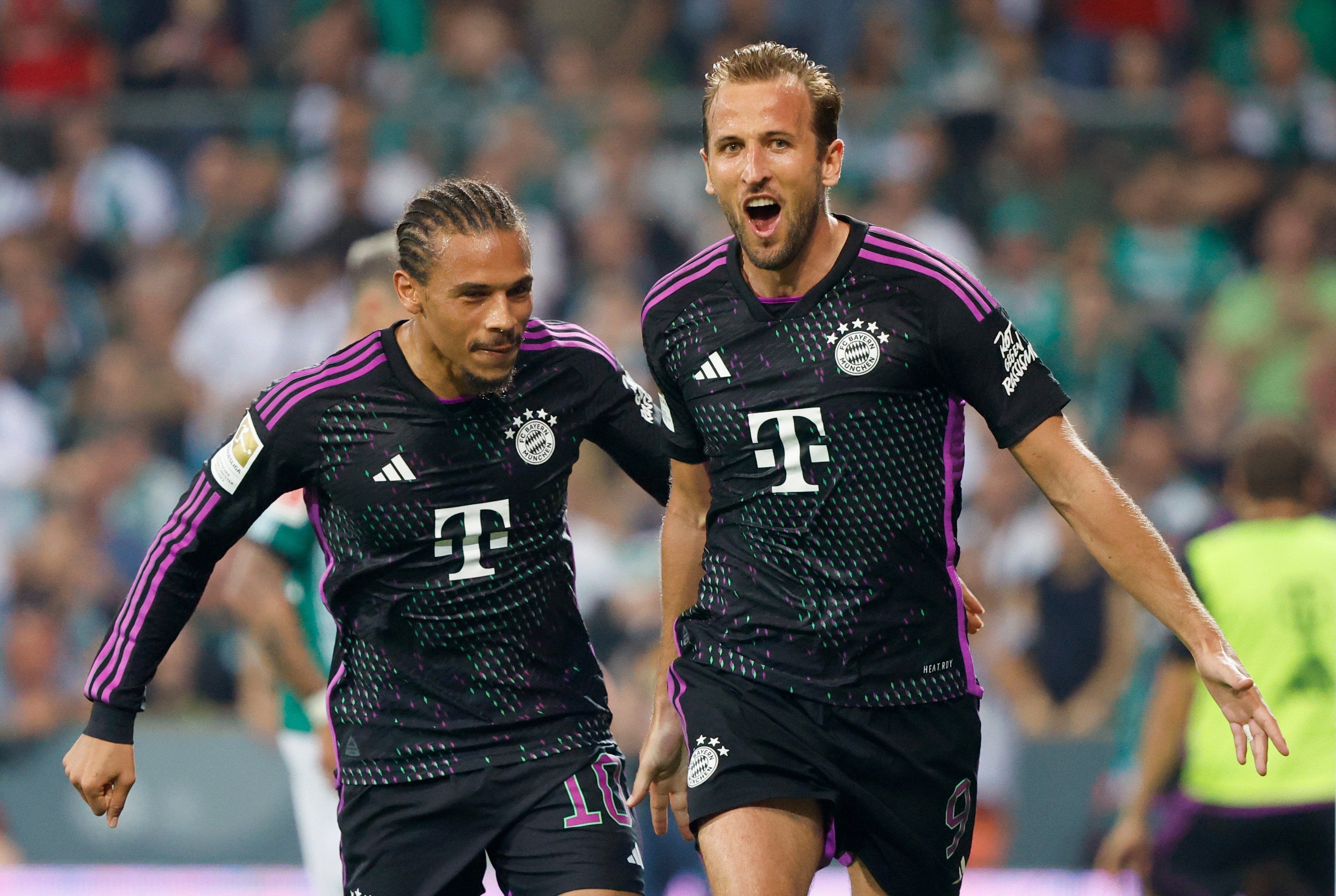 Bayerns Harry Kane (r) bejubelt sein Tor zum 2:0 mit Bayerns Leroy Sané.