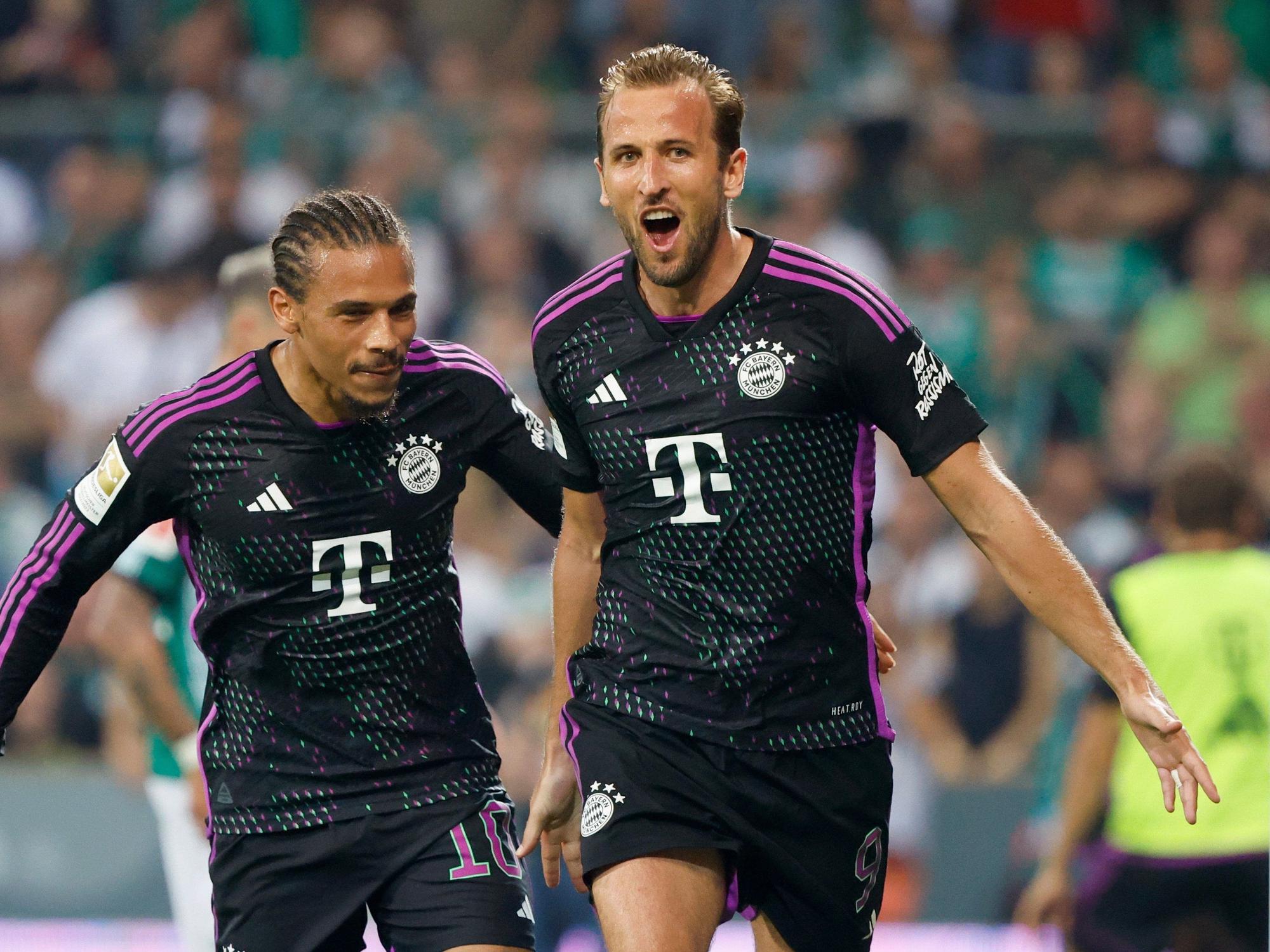 Bayerns Harry Kane (r) bejubelt sein Tor zum 2:0 mit Bayerns Leroy Sané.