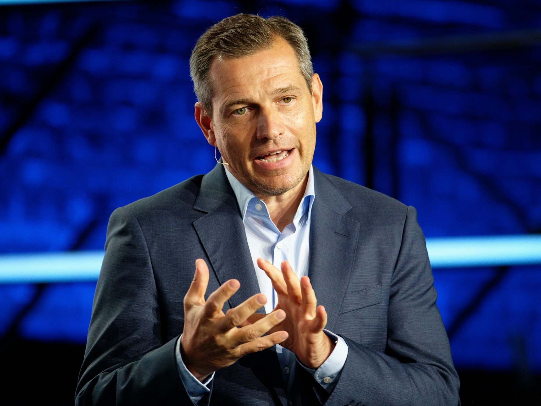 Der Eventmanager Michael Mronz steht am zweiten Tag des Zukunftskongresses #neuland zum Thema "Deutschlands Zeitenwende in der Wirtschaft und im Sport" auf der Bühne.