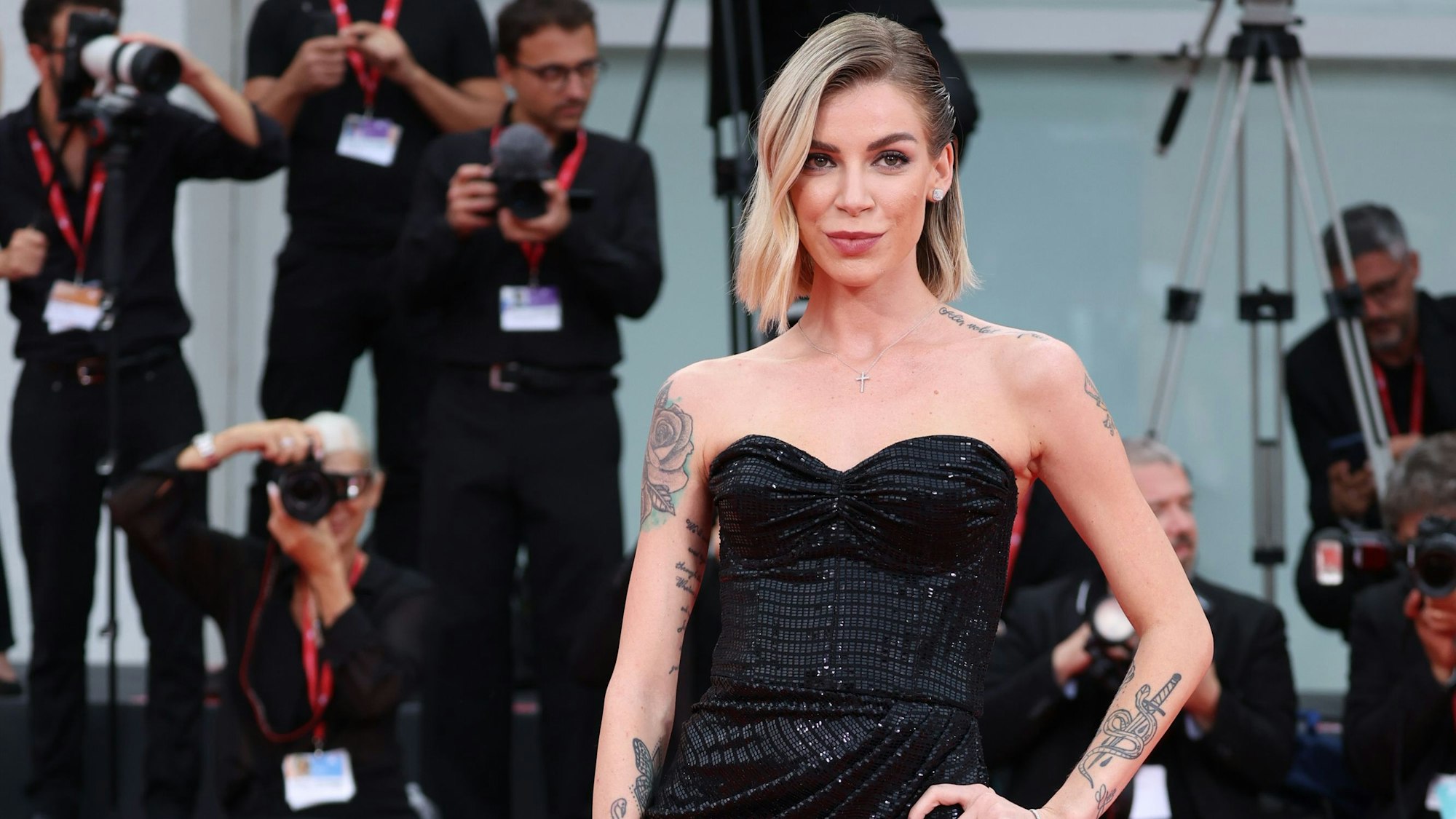 Nina Rima posiert auf dem roten Teppich.