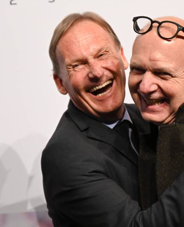 Hans-Joachim Watzke und Bernd Neundorf umarmen sich beim DFL-Neujahrsempfang.
