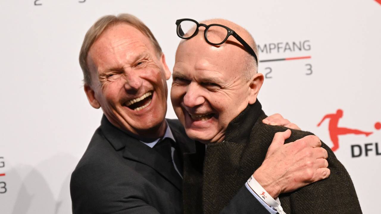 Hans-Joachim Watzke und Bernd Neundorf umarmen sich beim DFL-Neujahrsempfang.