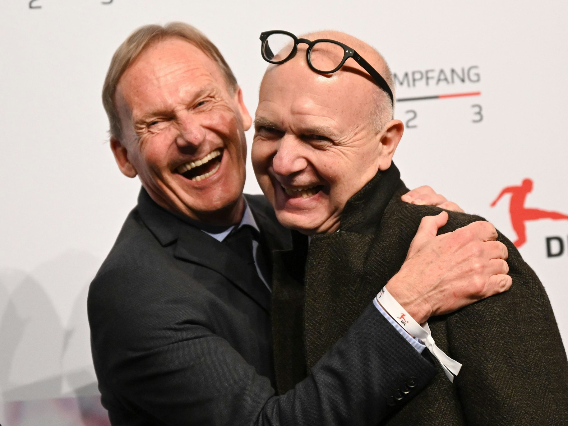 Hans-Joachim Watzke und Bernd Neundorf umarmen sich beim DFL-Neujahrsempfang.