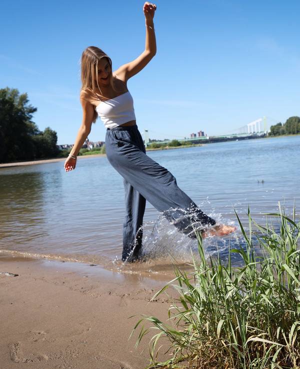 Eine Frau genießt am 6. September 2023 das schöne Wetter an der Rodenkirchener Riviera.