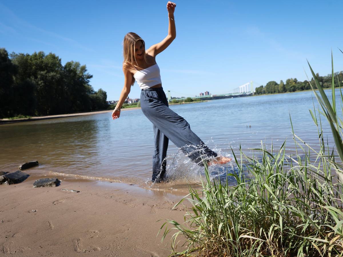 Eine Frau genießt am 6. September 2023 das schöne Wetter an der Rodenkirchener Riviera.