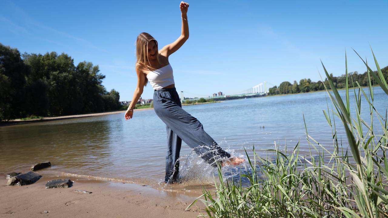 Eine Frau genießt am 6. September 2023 das schöne Wetter an der Rodenkirchener Riviera.