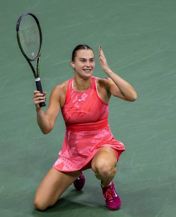 Aryna Sabalenka ist in der Hocke und hält ihren Schläger in die Höhe.