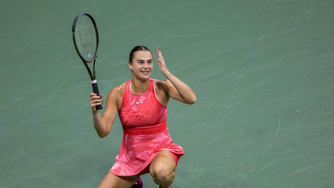 Aryna Sabalenka ist in der Hocke und hält ihren Schläger in die Höhe.