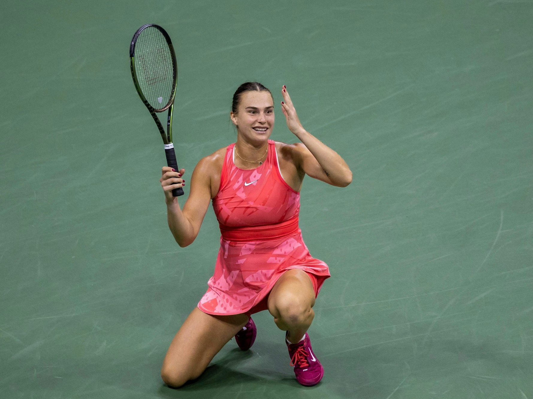 Aryna Sabalenka ist in der Hocke und hält ihren Schläger in die Höhe.