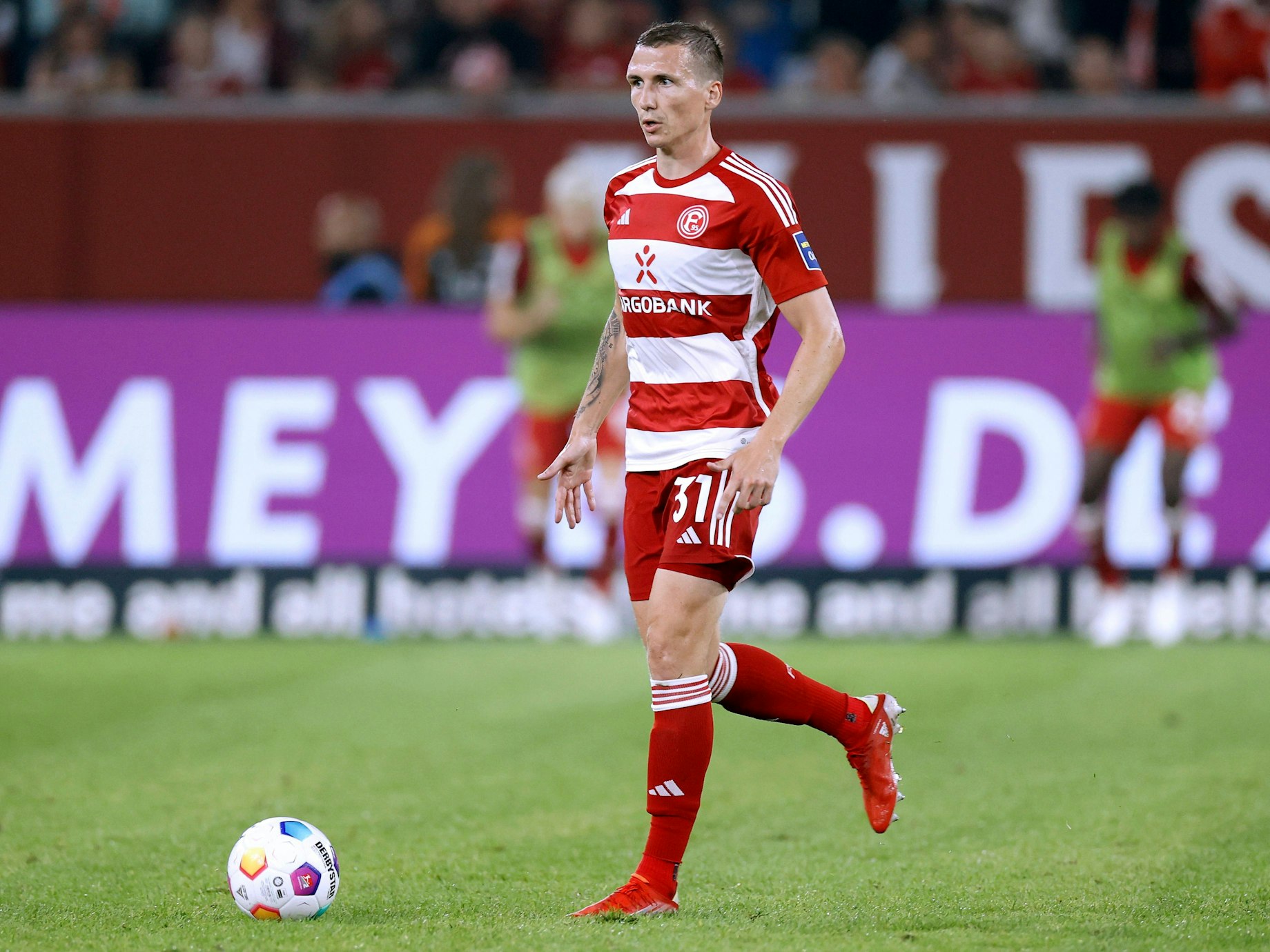 Marcel Sobottka führt im Spiel gegen Hertha BSC den Ball.