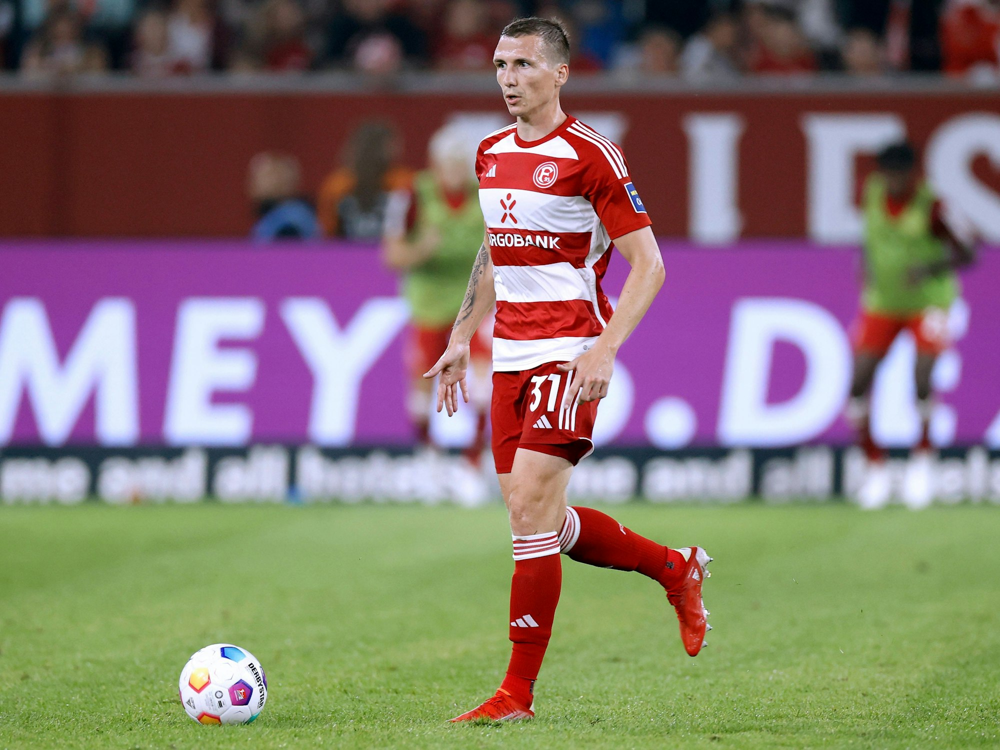 Marcel Sobottka führt im Spiel gegen Hertha BSC den Ball.