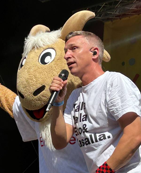 Kasalla-Sänger Bastian Campmann beim Auftritt.