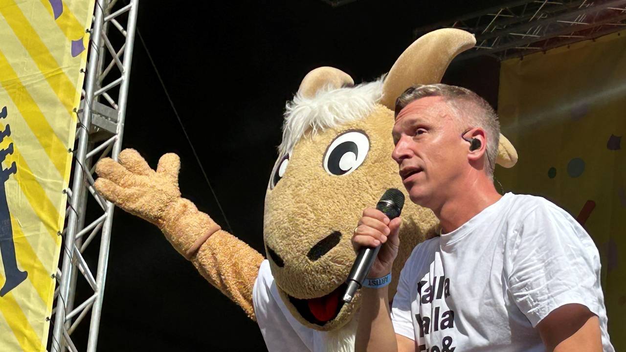 Kasalla-Sänger Bastian Campmann beim Auftritt.