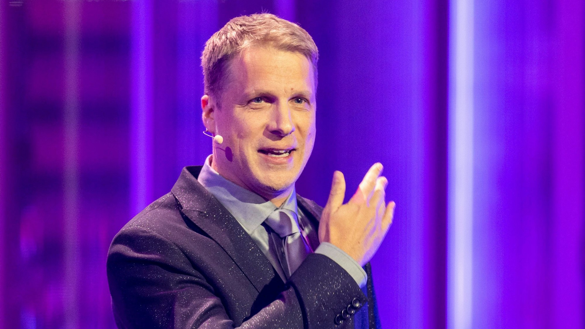 Oliver Pocher lächelt in die Ferne.