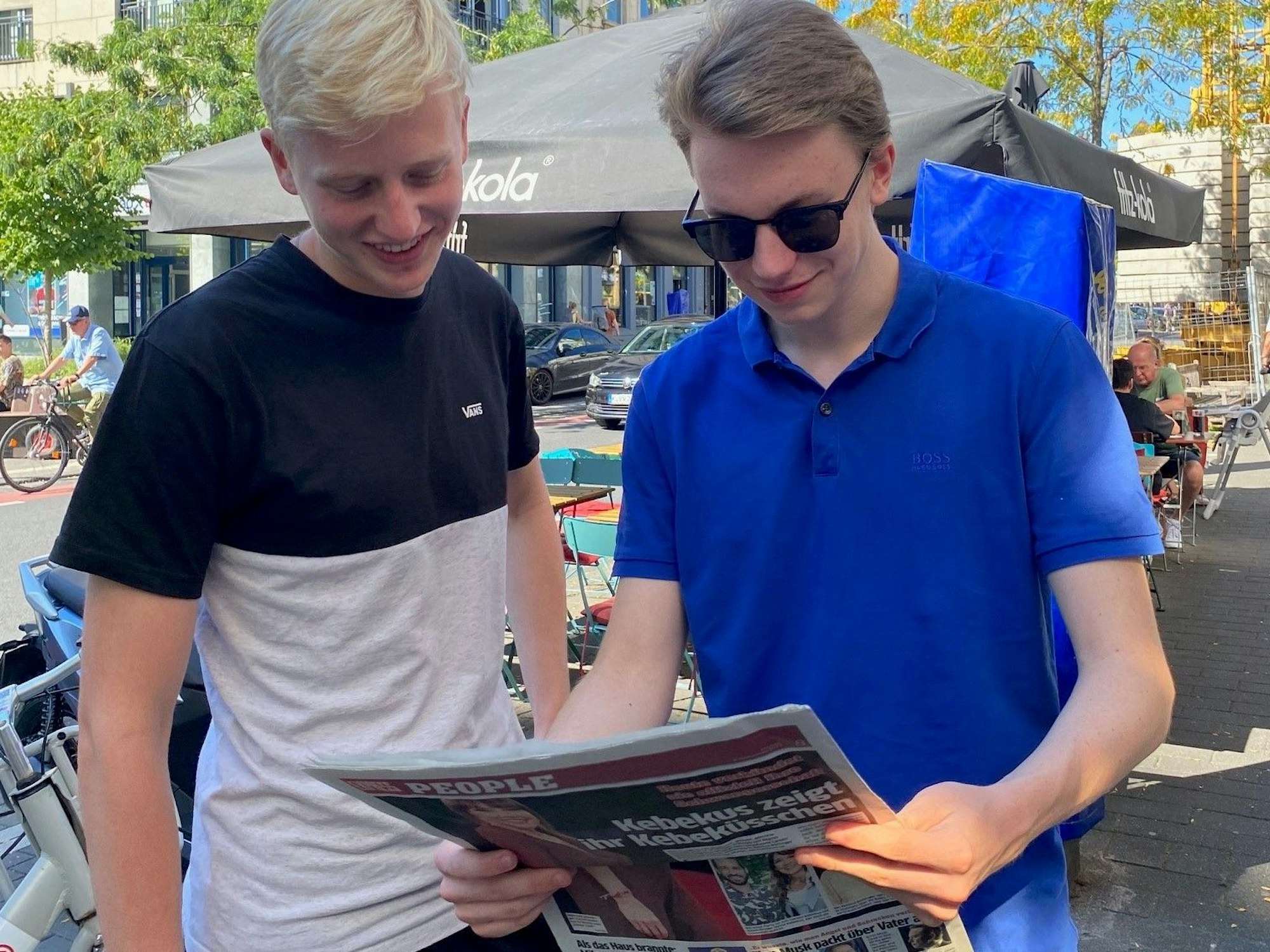 Die 18-jährigen Jannis und Laurin lesen den EXPRESS.