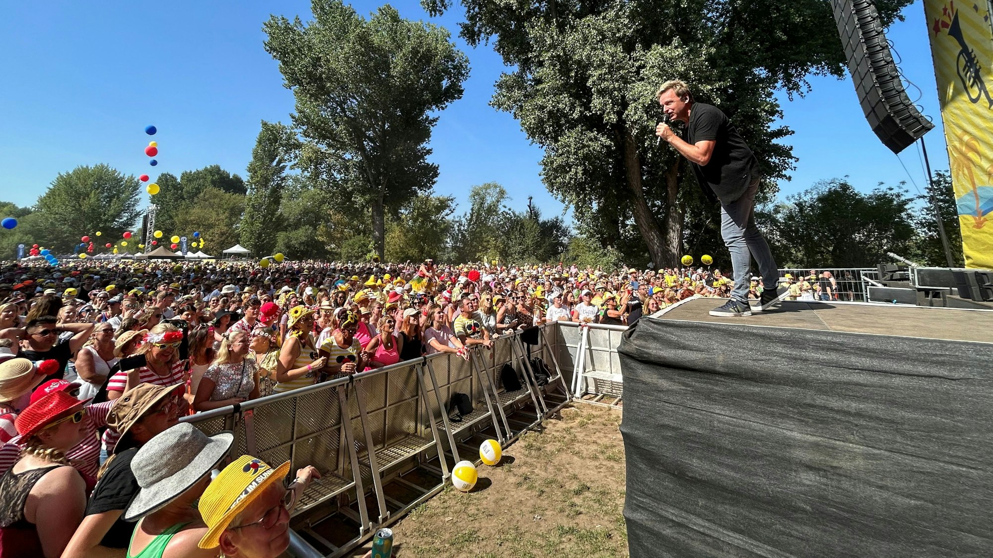 Bläck Fööss-Sänger Mirko Bäumer beim Auftritt.