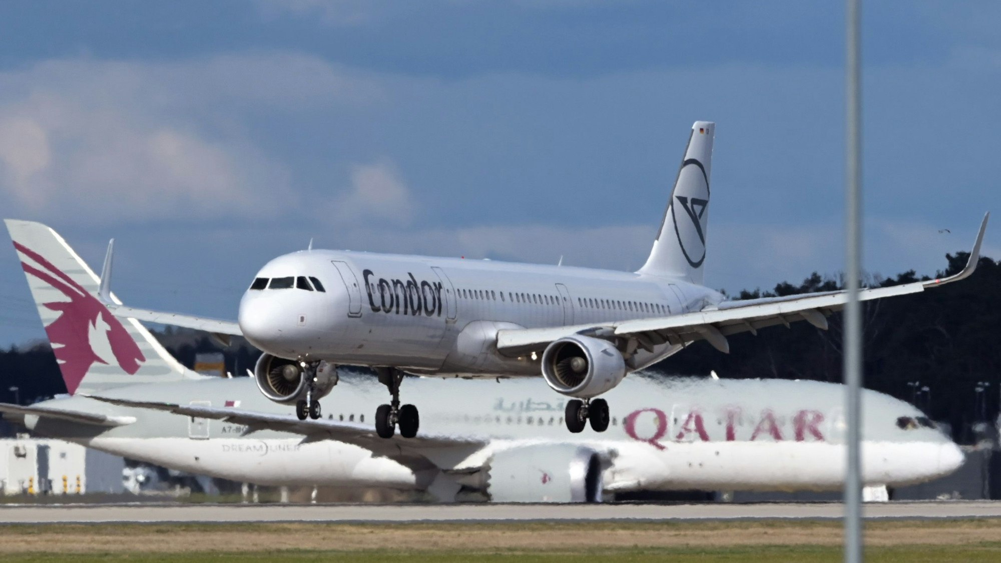 Ein Airbus A 321 der Fluggesellschaft Condor landet am Flughafen.