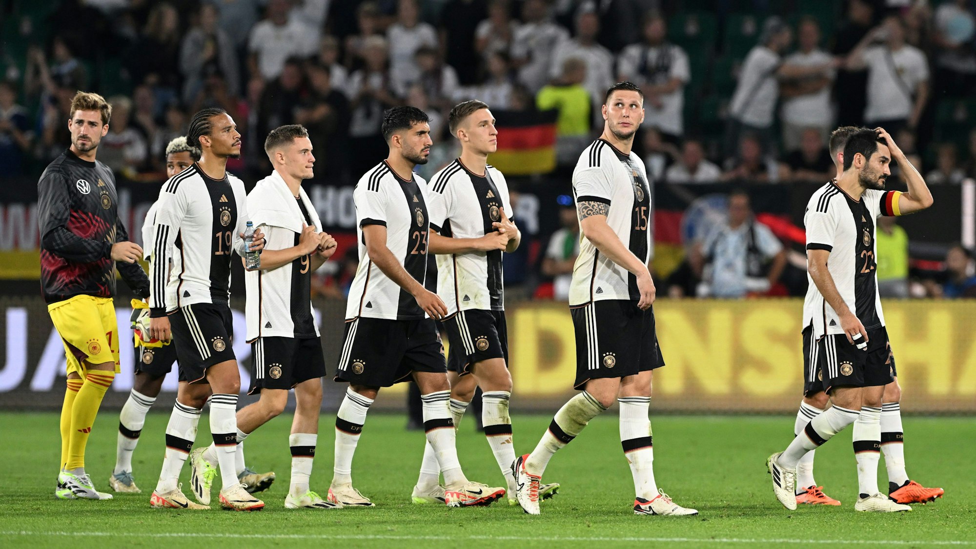 Die Nationalspieler laufen nach der 1:4-Niederlage über den Rasen.