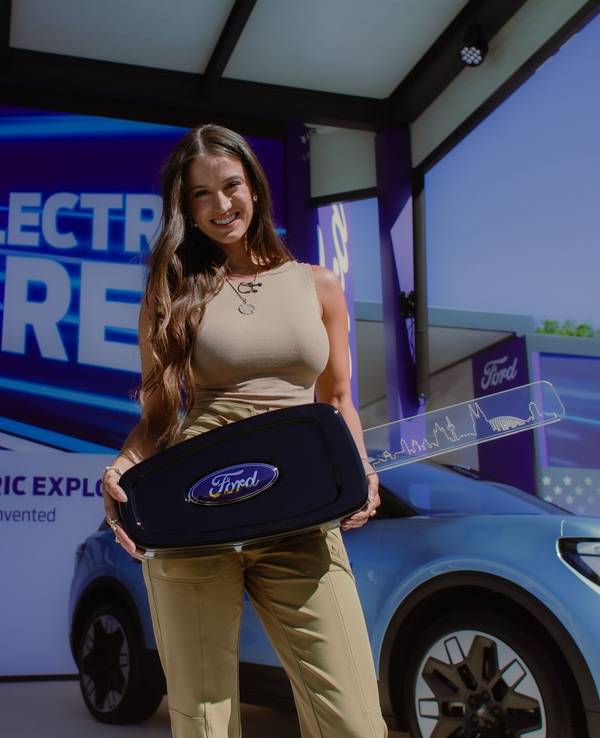 Lexie Alford hält einen symbolischen Ford-Schlüssel in der Hand.