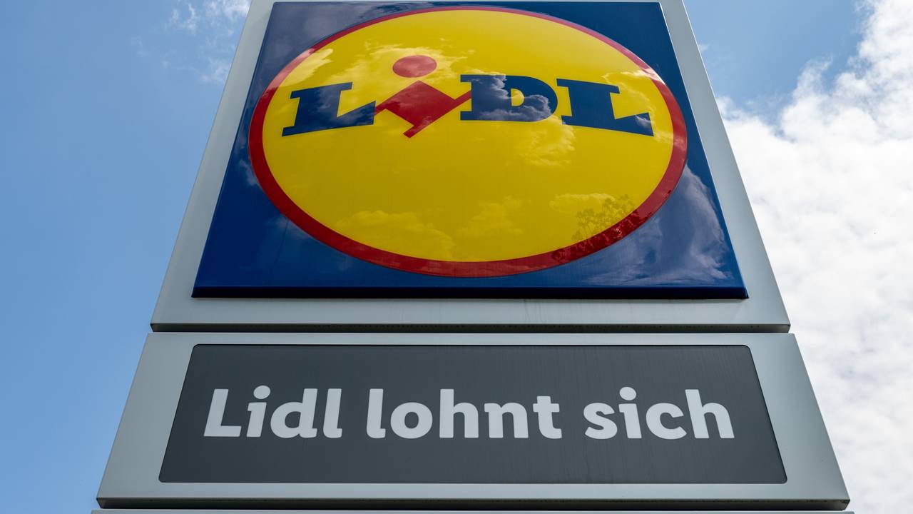 Das Lidl-Logo steht vor einem Discounter.