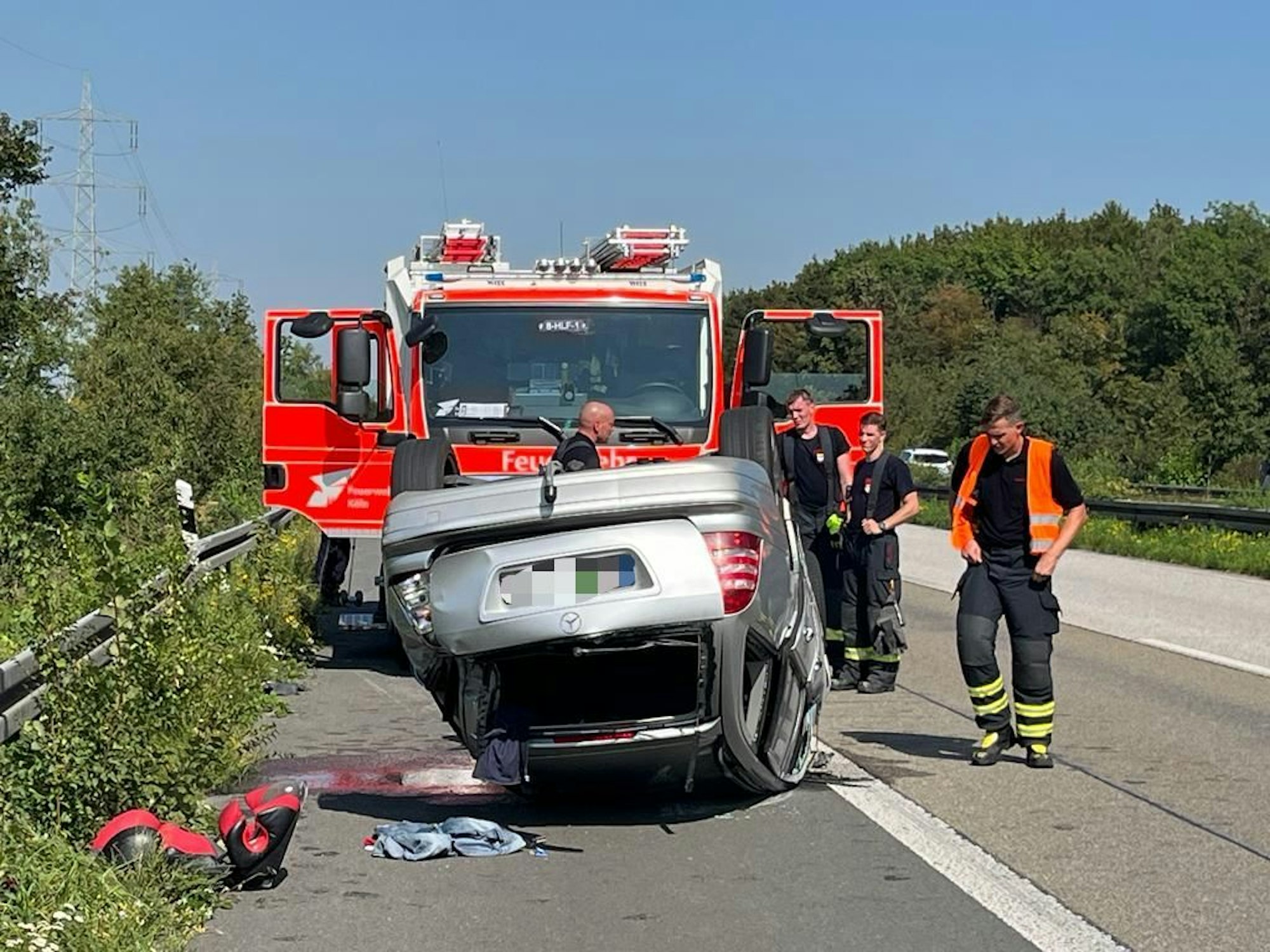 Auf der A59 in Köln-Wahn kam es am Samstagmittag (9. September 2023) zu einem schweren Verkehrsunfall, beim sich ein Fahrzeug überschlug.