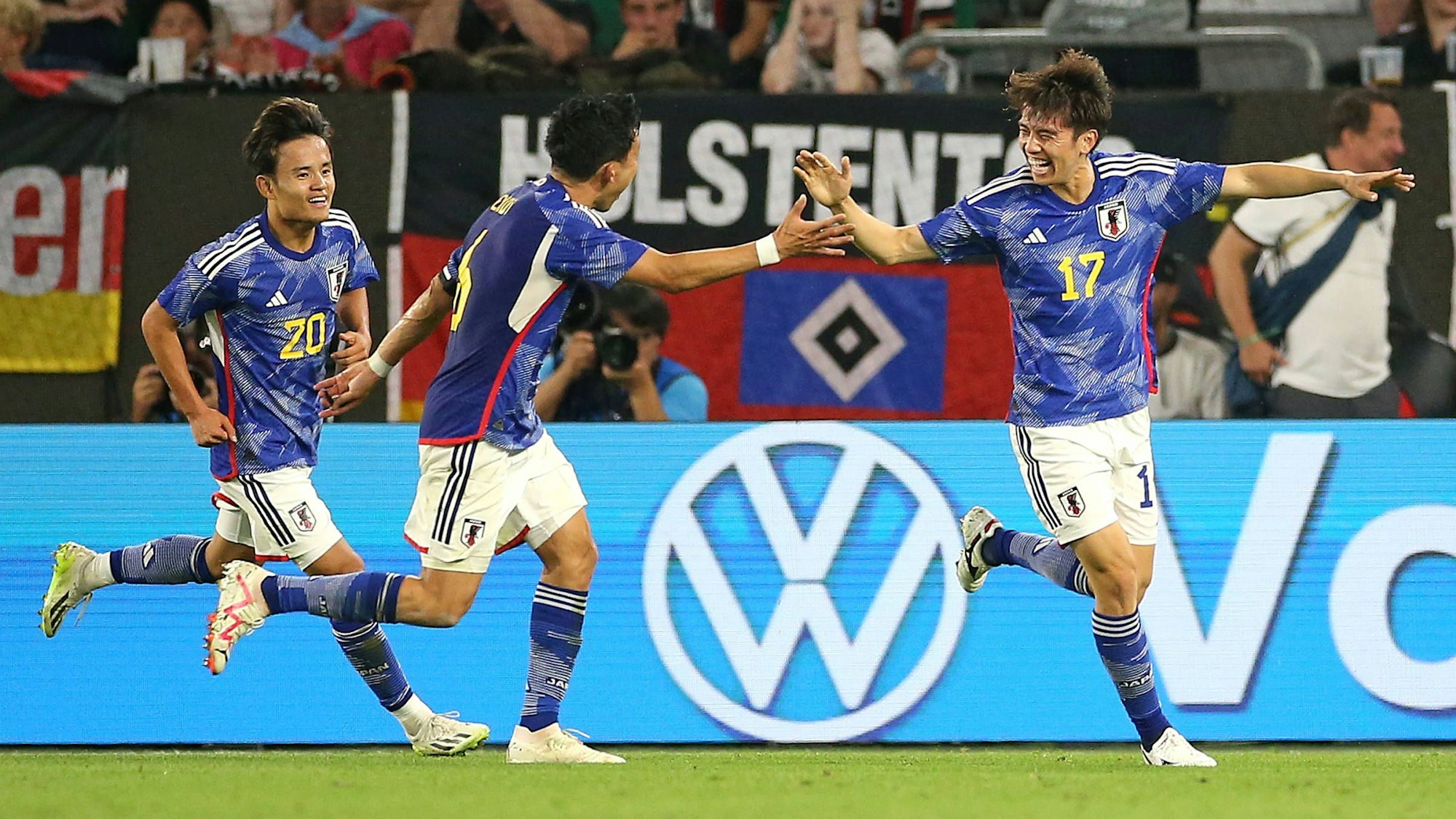 Ao Tanaka jubelt mit seinen Team-Kollegen im Testspiel Japans gegen Deutschland.