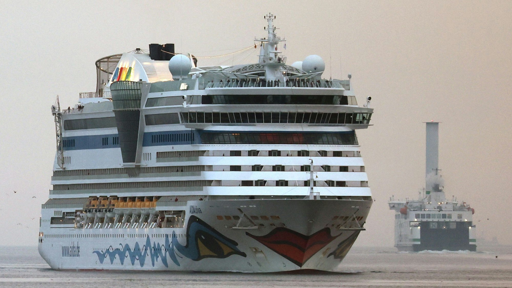 Die „Aida Diva“ fährt auf dem Wasser.