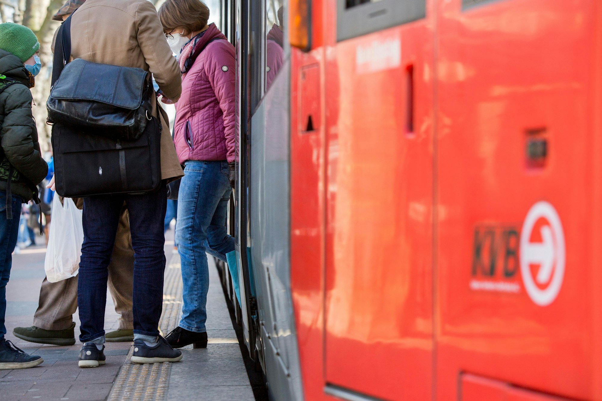Menschen steigen in eine KVB-Bahn aus und ein.