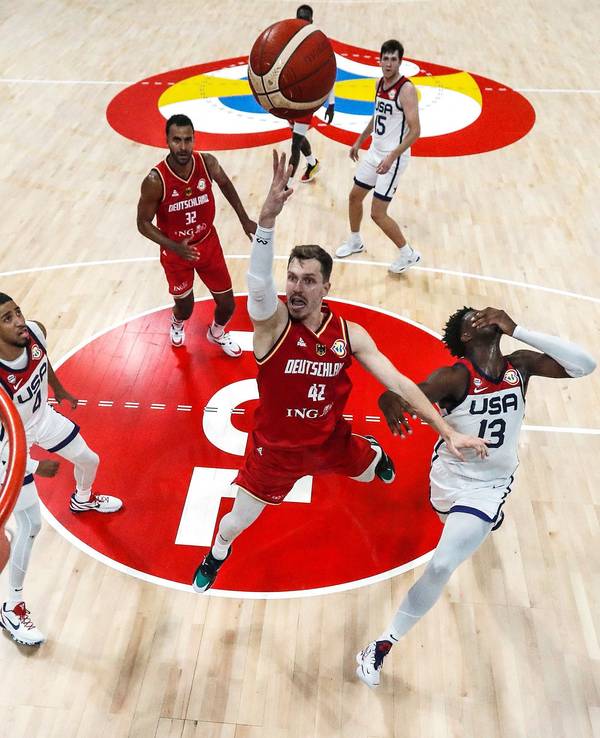 Der deutsche Basketball-Nationalspieler Andreas Obst in Aktion.