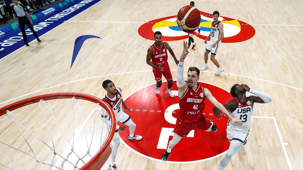 Der deutsche Basketball-Nationalspieler Andreas Obst in Aktion.
