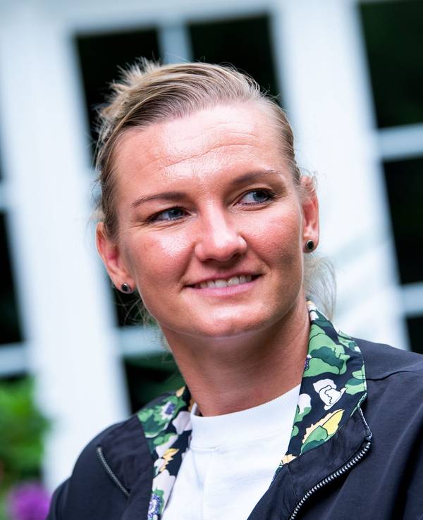 Alexandra Popp lächelt bei einem Interviewtermin.