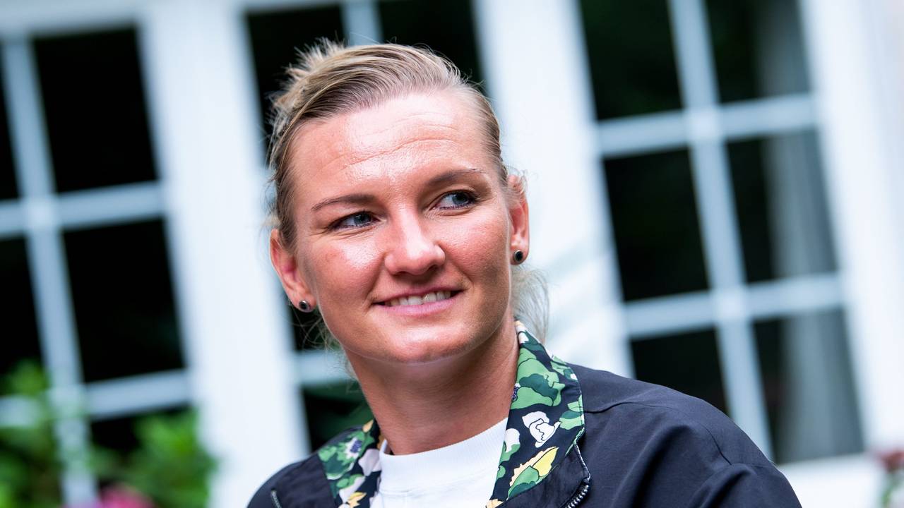 Alexandra Popp lächelt bei einem Interviewtermin.