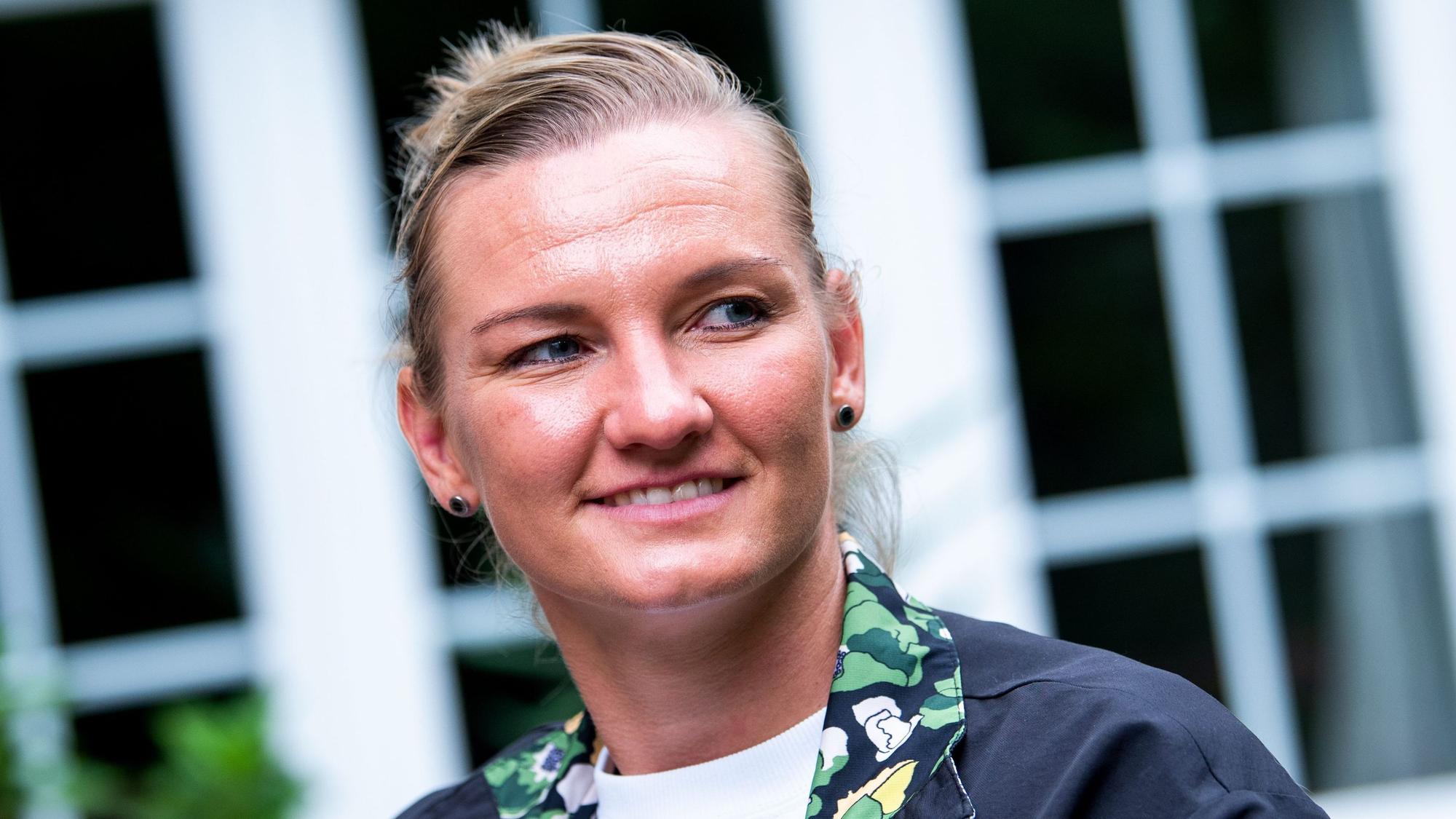Alexandra Popp lächelt bei einem Interviewtermin.