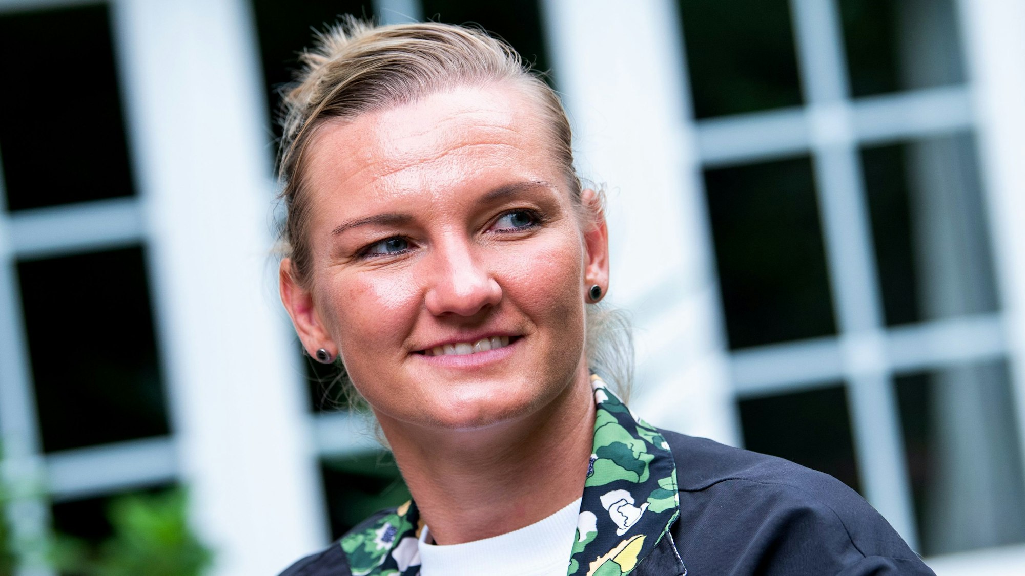 Alexandra Popp lächelt bei einem Interviewtermin.