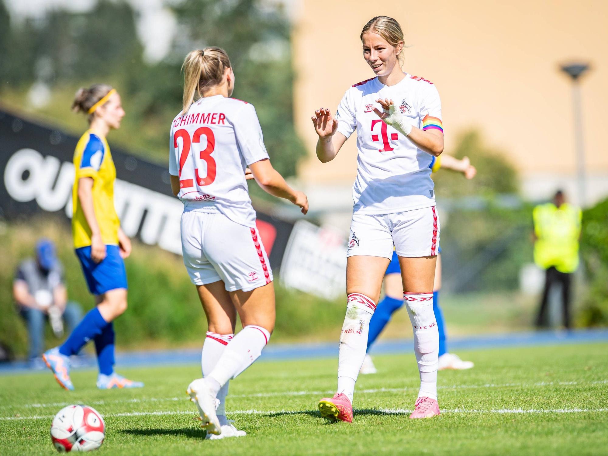 Die FC-Stürmerinnen Marleen Schimmer (l.) und Sharon Beck bejubeln den Treffer zum 4:0 im Sechzehntelfinale des DFB-Pokals gegen den SFC Stern 1900 (9. September 2023).