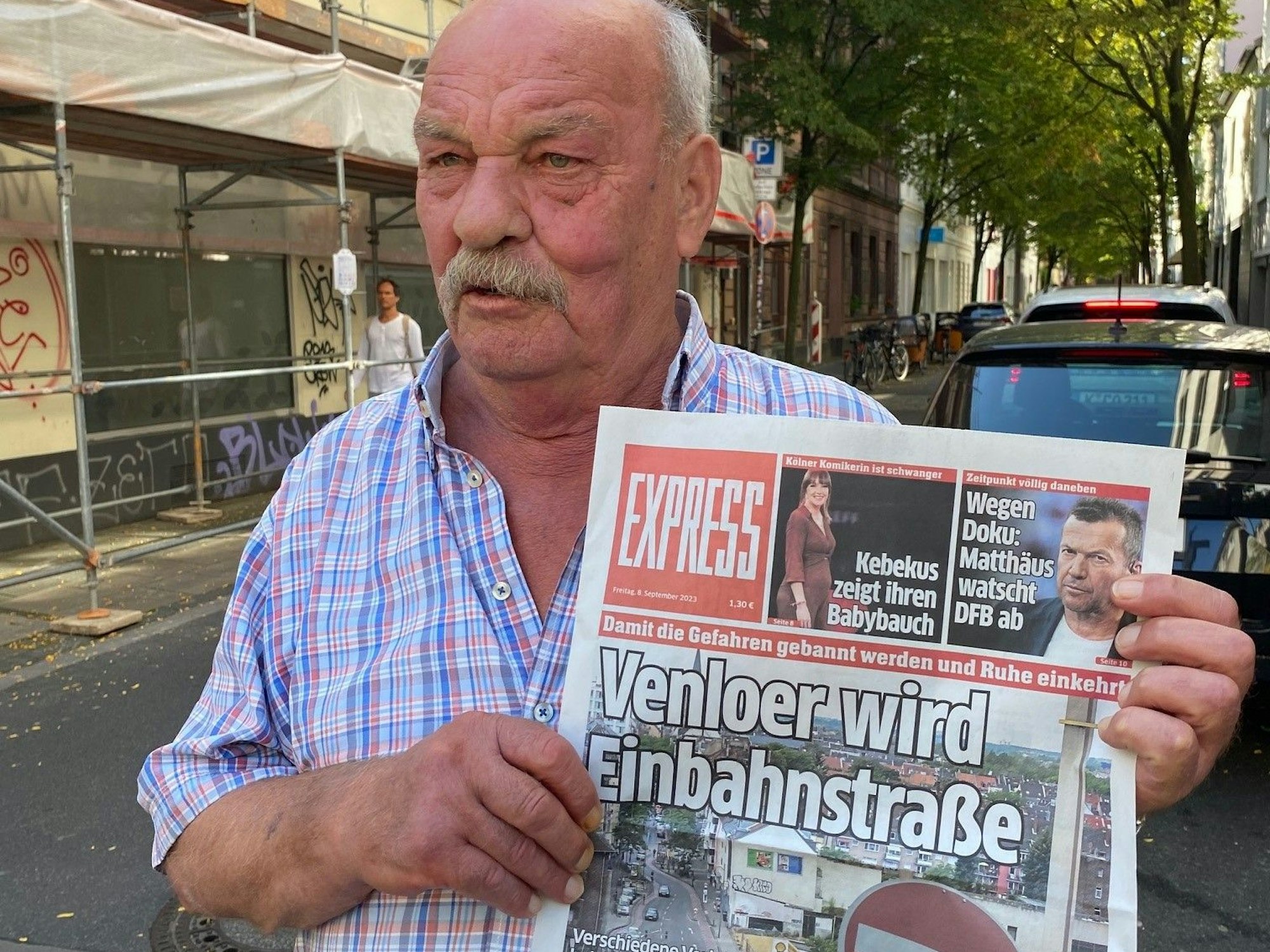 Johann Schnur hält den EXPRESS in der Hand.