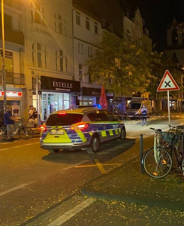 Ein Polizeiauto steht auf der Venloer Straße in Köln