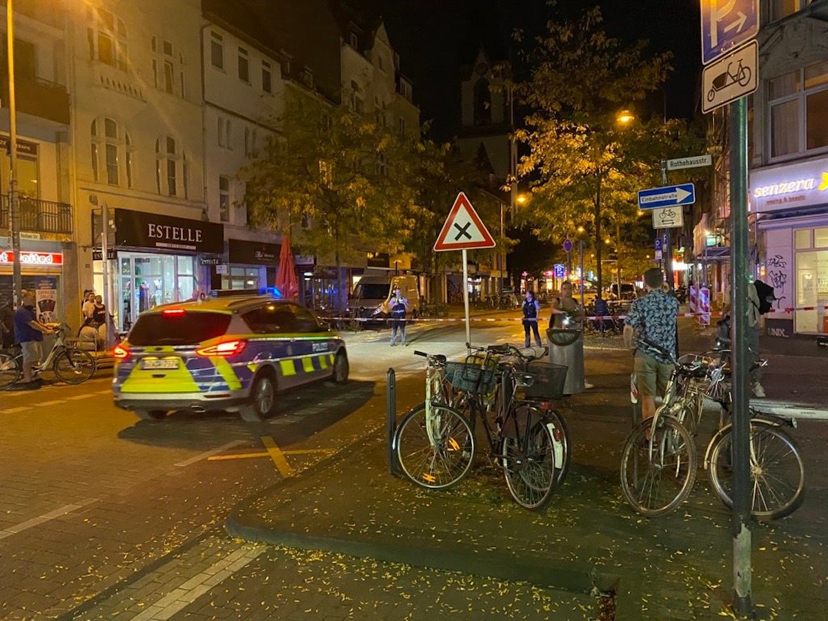 Eine abgesperrte Straße in Köln (Symbolfoto). In Köln wurden innerhalb von zwei Nächten zwei Zigarettenautomaten gesprengt.