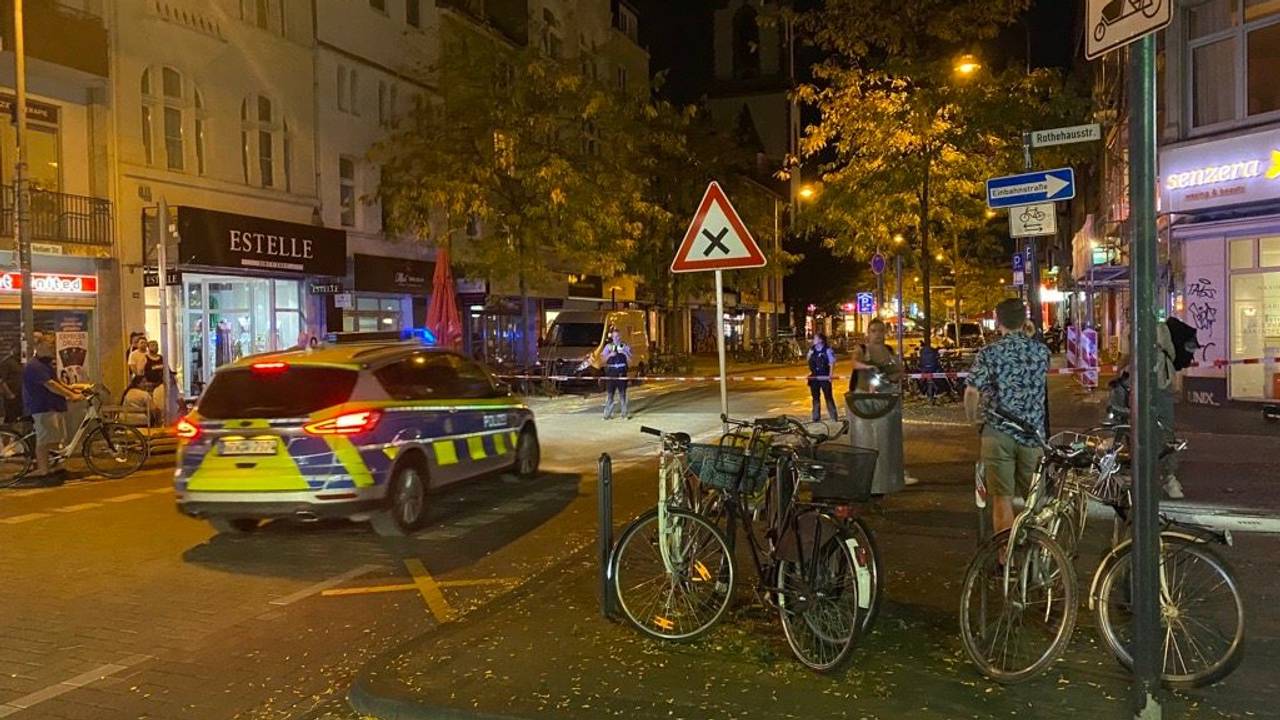 Ein Polizeiauto steht auf der Venloer Straße in Köln