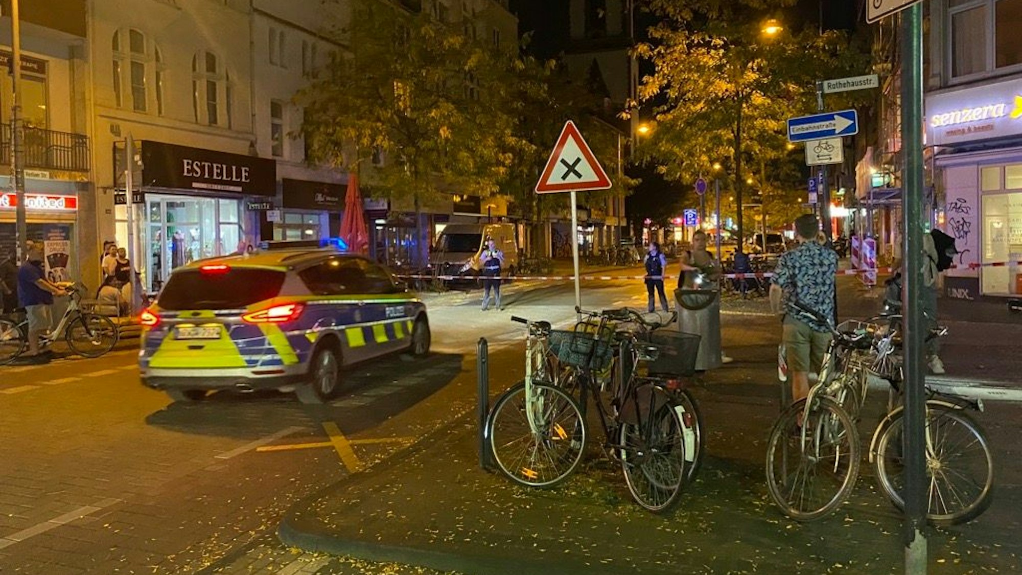 Polizei-Auto steht auf der Venloer Straße in Köln, ein Teil der Straße ist abgesperrt.