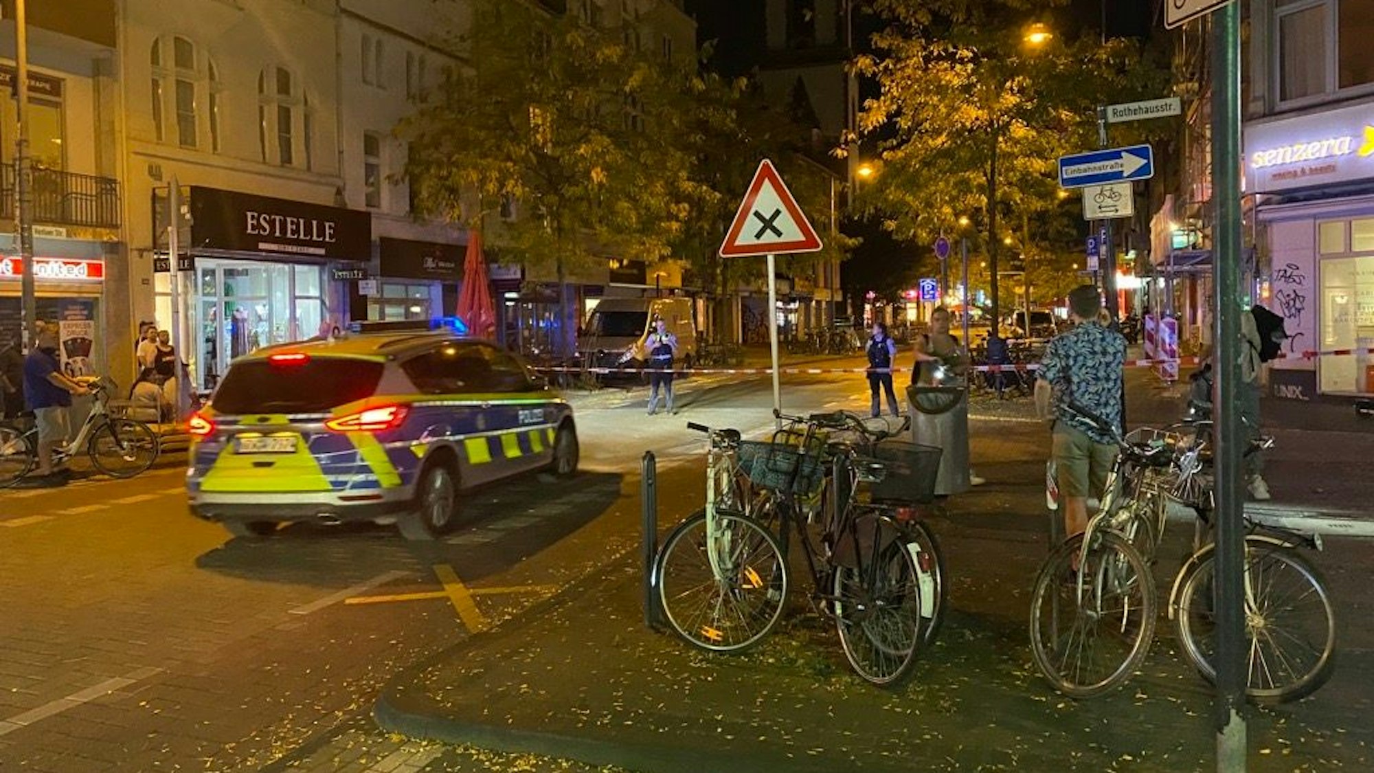 Eine abgesperrte Straße in Köln (Symbolfoto). In Köln wurden innerhalb von zwei Nächten zwei Zigarettenautomaten gesprengt.