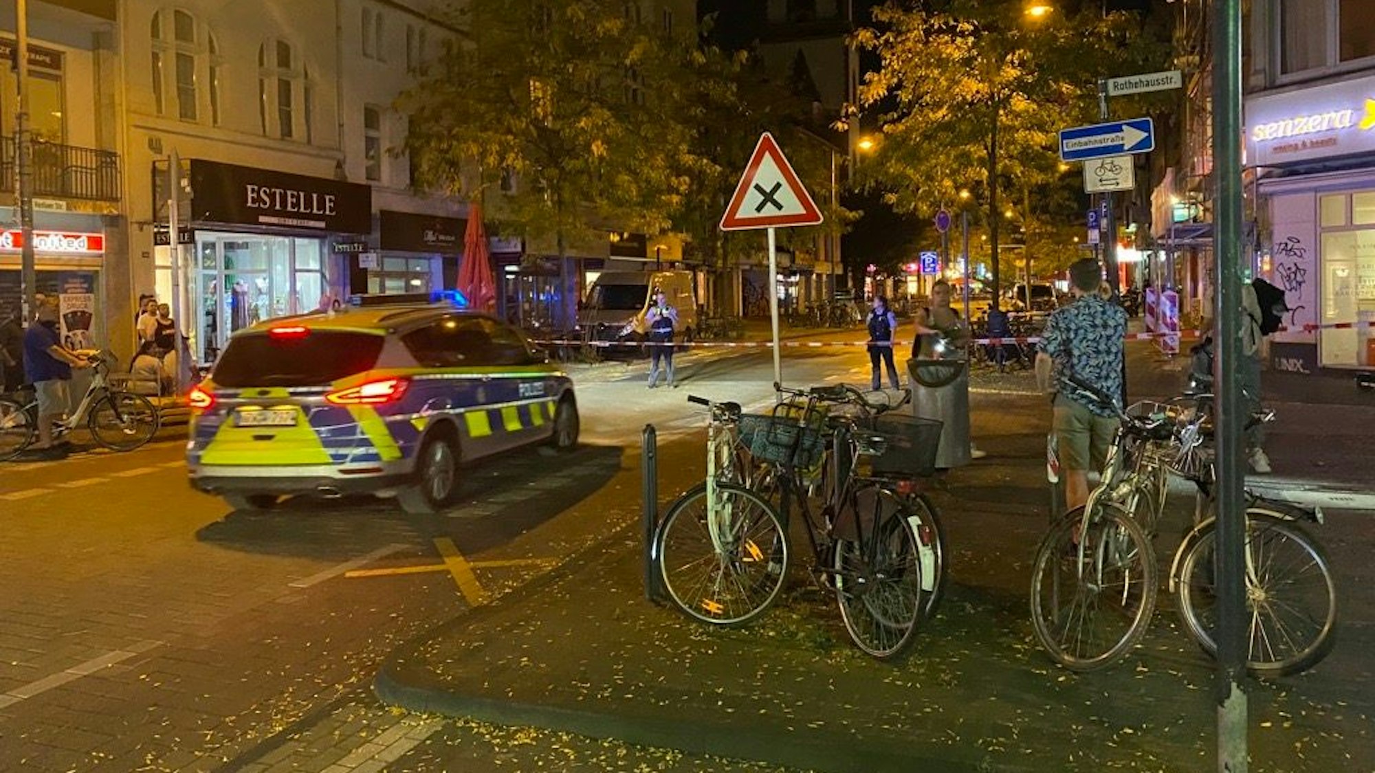Ein Polizeiauto steht auf der Venloer Straße in Köln