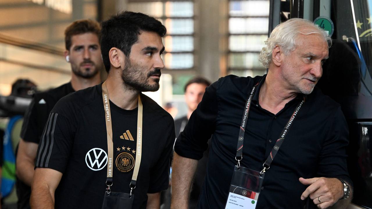 Deutschlands Ilkay Gündogan (l.) und DFB-Sportdirektor Rudi Völler kommen im Stadion an.