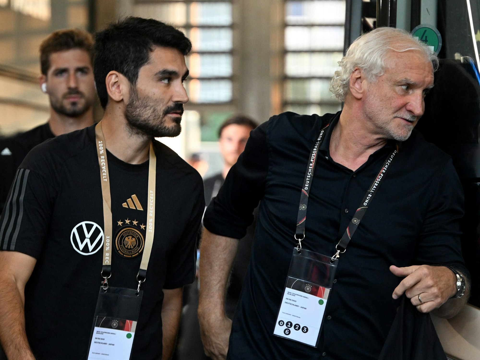 Deutschlands Ilkay Gündogan (l.) und DFB-Sportdirektor Rudi Völler kommen im Stadion an.
