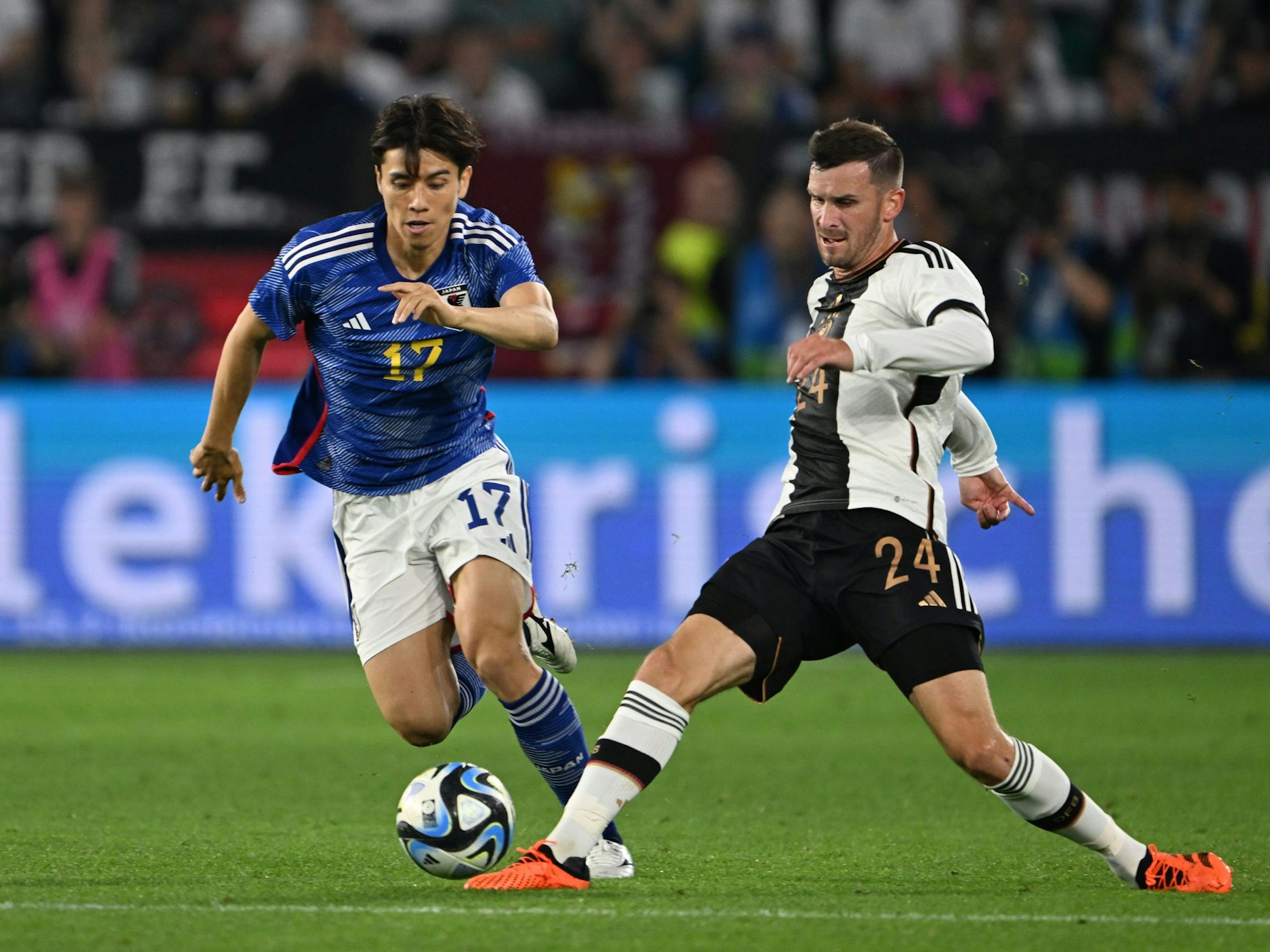 Japans Ao Tanaka im Zweikampf mit Deutschlands Pascal Groß.