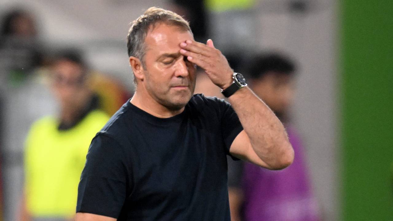 Bundestrainer Hansi Flick reagiert an der Seitenlinie.