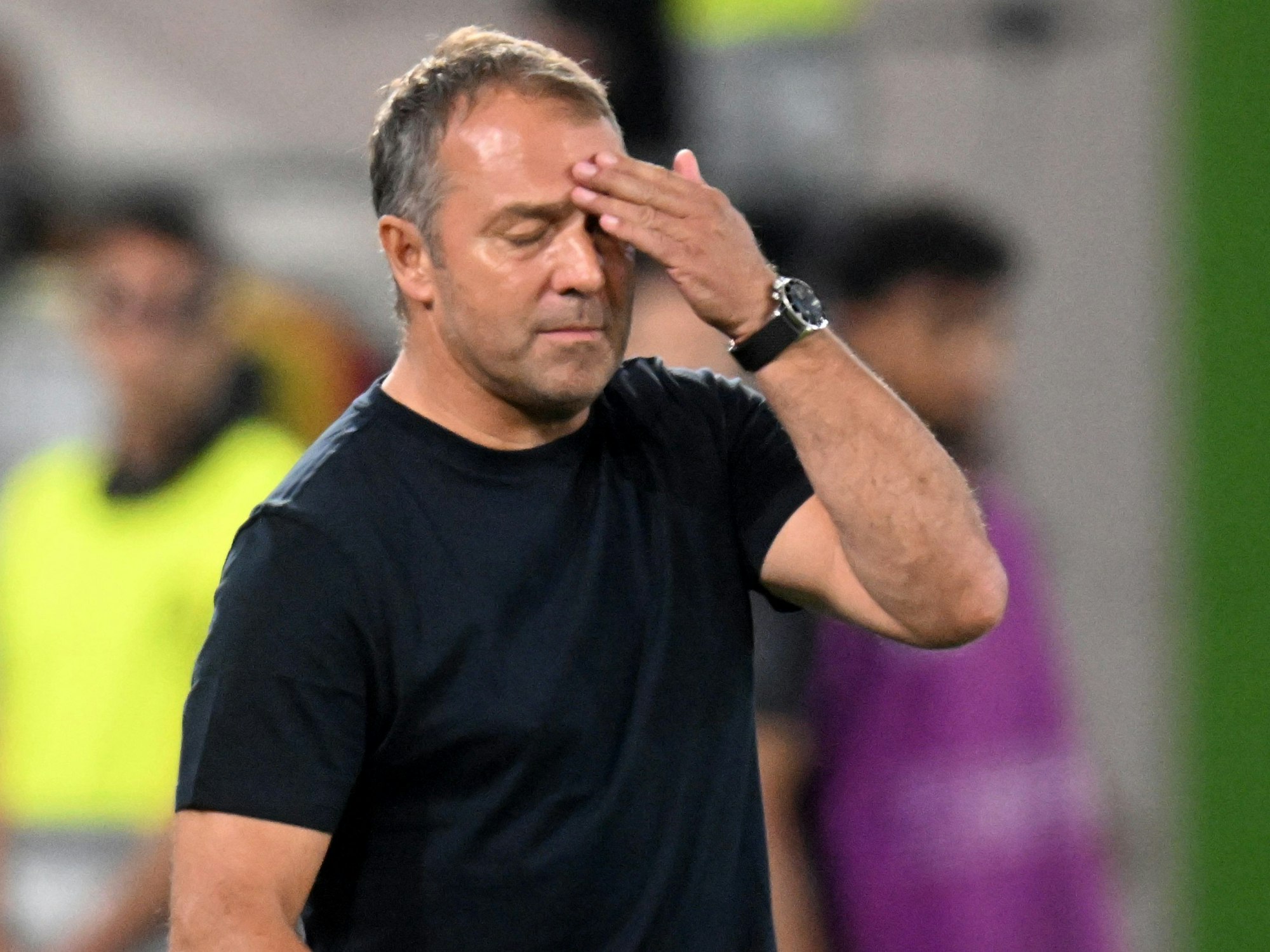 Bundestrainer Hansi Flick reagiert an der Seitenlinie.