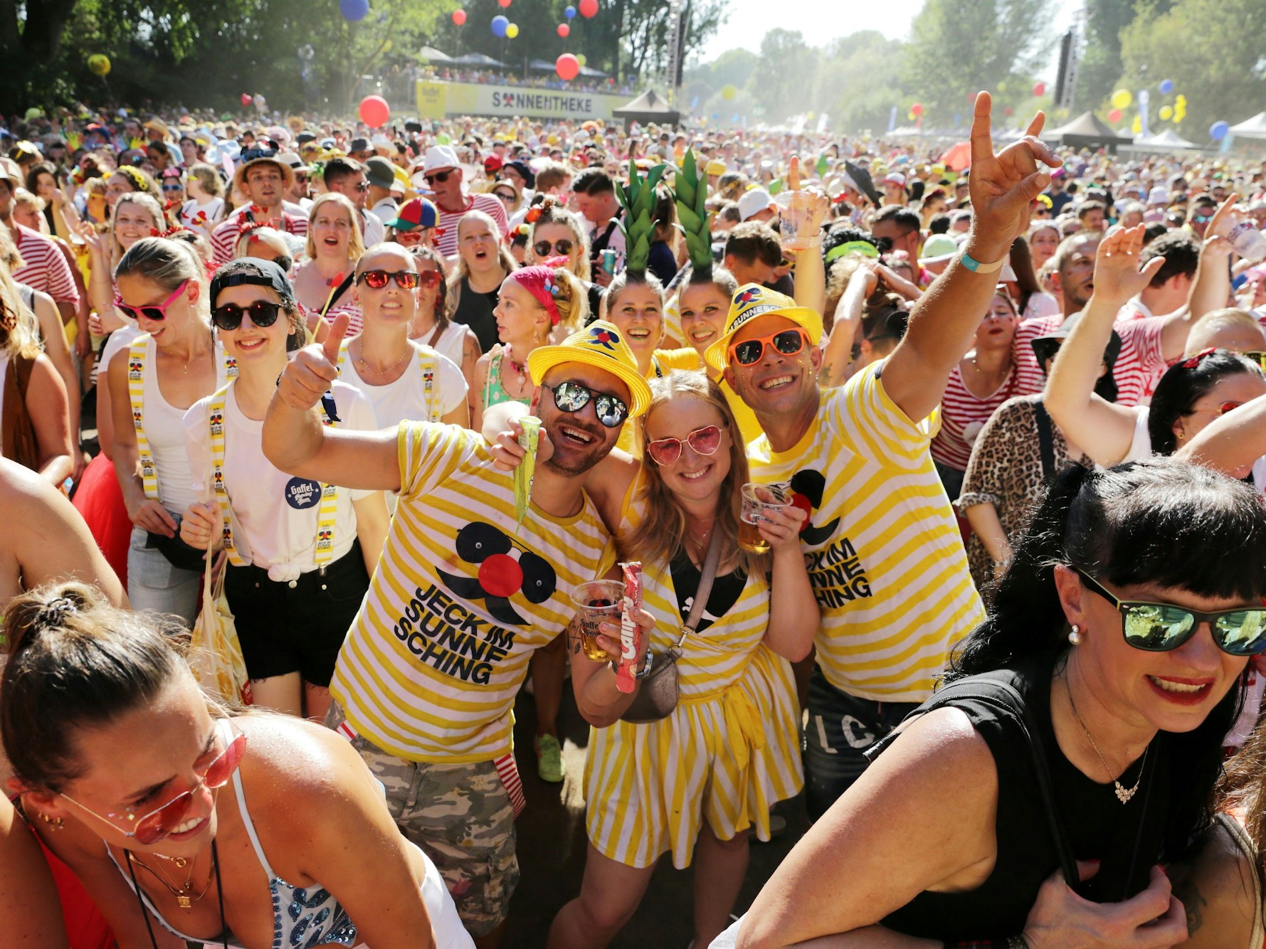 Menschen feiern bei einem Festival.