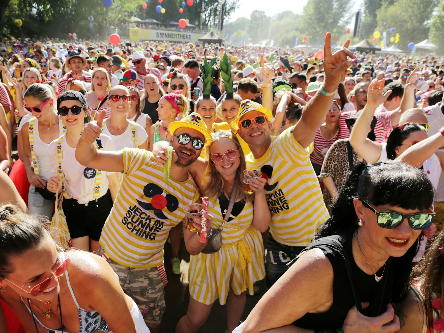 Menschen feiern bei einem Festival.