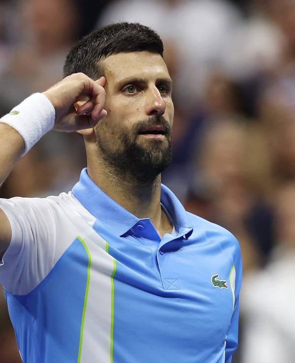 Novak Djokovic jubelt nach seinem Halbfinalsieg gegen Ben Shelton.